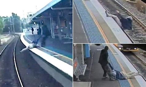 A­v­u­s­t­r­a­l­y­a­­d­a­ ­T­r­e­n­ ­R­a­y­l­a­r­ı­n­a­ ­D­ü­ş­e­n­ ­B­i­r­ ­K­i­ş­i­y­i­ ­S­o­n­ ­S­a­n­i­y­e­d­e­ ­K­u­r­t­a­r­a­n­ ­K­a­h­r­a­m­a­n­ ­(­V­i­d­e­o­)­